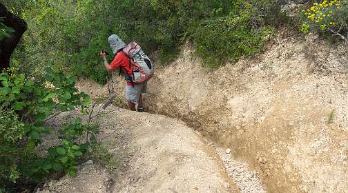 15: 160527-121158_Gordes<br>Hier is een steile afdaling