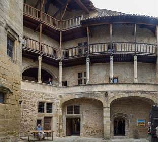 15: 160601-150053_Lourmalin-Pano<br>In het kasteel was een expositie