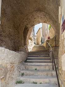 11: 160603-115715_Cucuron-HDR<br>Vaugines