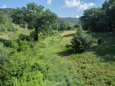 13: 160605-102713_Lourmarin<br>L'Aiguebrun, slechts 20 km lang, maar het heeft wel het dal gevormd.