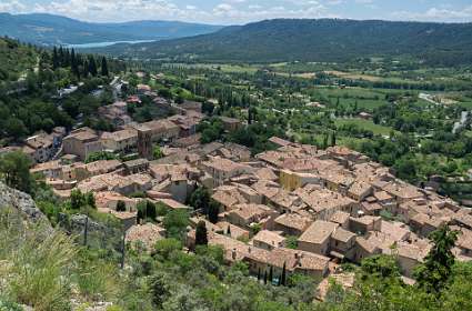9: 160609-133555_Moustiers_Sainte-Marie<br>Links boven het  Lac de Sainte-Croix