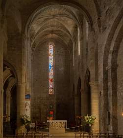 14: 160609-142523_Moustiers_Sainte-Marie<br>Altaar van de kerk in Moustiers Sainte-Marie