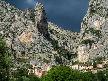31: 160609-174050_Moustiers_Sainte-Marie<br>Moustiers Sante_Marie gezien vanaf de camping