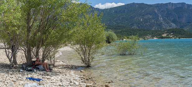 18: 160610-122759_Moustiers_Sainte-Marie-HDR-Pano<br>Lunch aan het meer