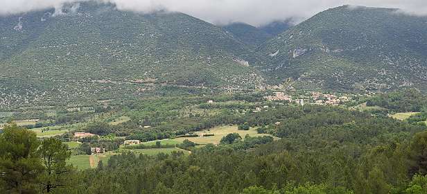 5: 160529-124951_Rustel-Pano<br>Panorama in de richting van Rustrel