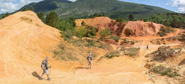 10: 160530-105023_Rustrel-Pano