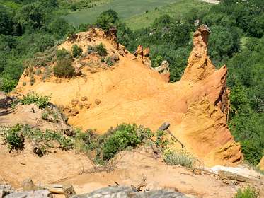 25: 160530-124309_Rustrel<br>Uitzicht vanaf Les Cheminées des Fées