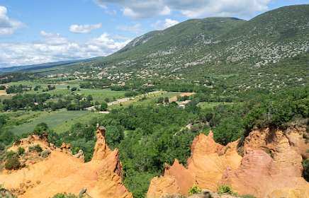 26: 160530-124330_Rustrel<br>Uitzicht vanaf Les Cheminées des Fées