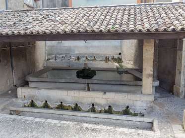 6: 160606-142735_Valensole<br>De wasplaats in Valensole