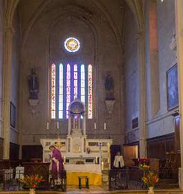 10: 160606-144551_Valensole<br>Altaar in de kerk in Valensole