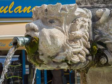 2: 160607-102655_Valensole<br>De fontijn in Valensole