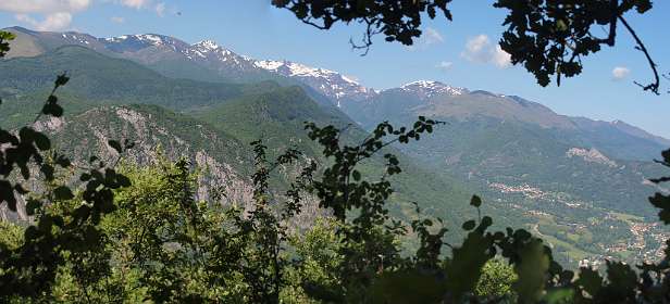 8: Tarascon_120529_06<br>Doorkijkje vanuit het bos