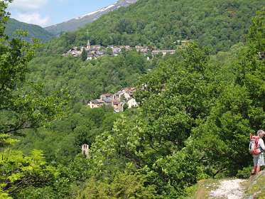 25: Vicdessos_120530_24<br>Boven Sut, midden Sevenac en onder de Romaanse kapel