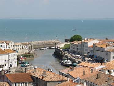 12: 10 15 05_0567<br>Zicht op de haven van  Saint Martin de Ré vanaf de kerktoren