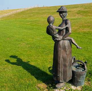 Fiskersfrou, eerbetoon aan de vrouwen die na de ramp van 1883 alleen voor de kinderen moesten zorgen.