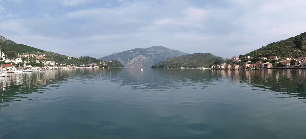 Uitzicht vanaf de kade van Vathi