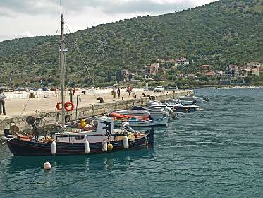 Pier in Agia Efimia, in de achtergrond Georgia appartement