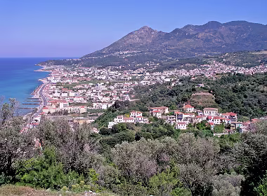 Voor Oud-Karlovasi, achter Karlovasi