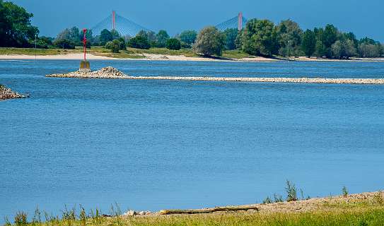 In de verte de Martinus Nijhuis brug bij Zaltbommel
