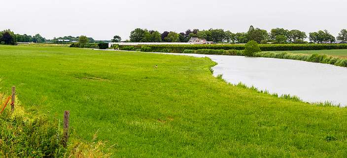 Links de Kerk in Zoelen en rechts de Linge