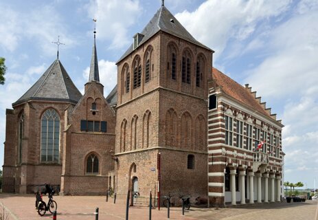 18: IMG_0860<br>Sint Nicolaaskerk met rechts het voormalige Raadhuis
