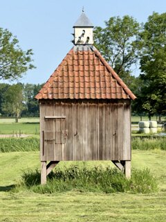 3: IMG_0682<br>Duiventil op het landgoed
