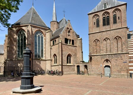 14: IMG_0710<br>Het Kerkplein met de Sint Nicolaas kerk