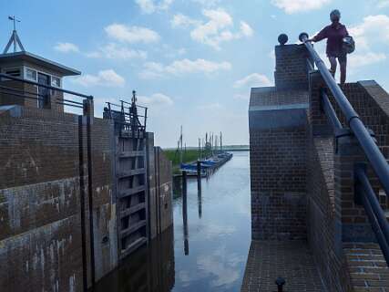 De sluis in Ezumazijl