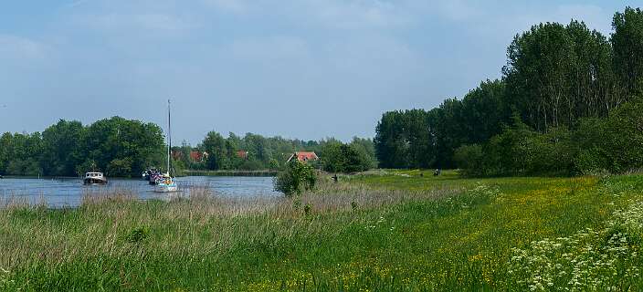 Links het Dokkumerdiep
