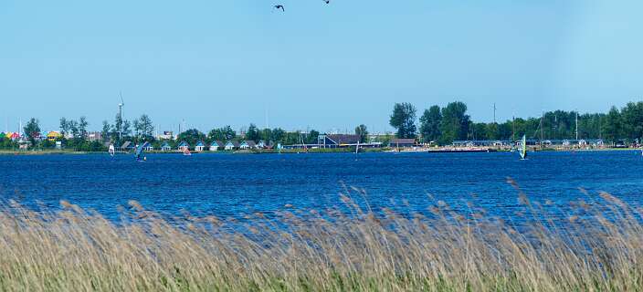 Links de uitlaatsluizen, rechts camping Lauwersoog