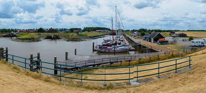 Op de dijk voor de camping. Rechts de jachthaven langs het Termunterzijldiep, links een andere tak van het Termunterzijldiep