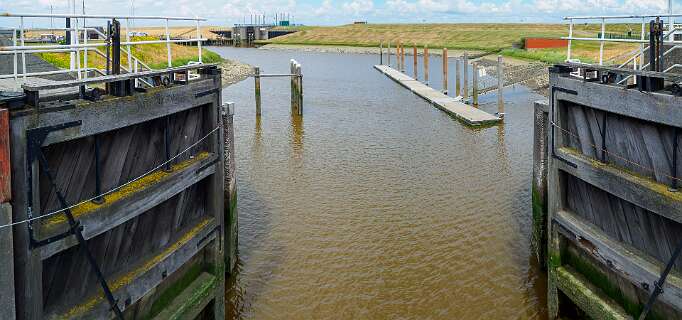 Er zijn hier veel sluizen (zijlen). Deze zit in de andere tak van het Termunterzijl