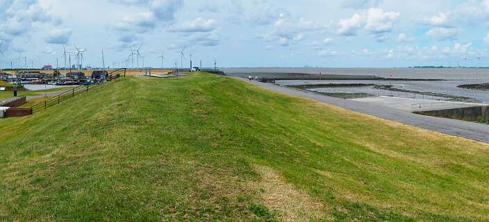 Links het gemaal Rozema, rechts de Eems