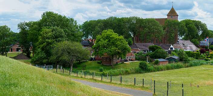 Termunten is een wierdedorp (terp) aan de Eems, Het ontstond in de vroege middeleeuwen aan de monding van de Munte, nu de 'Ol Daipke' genaamd.