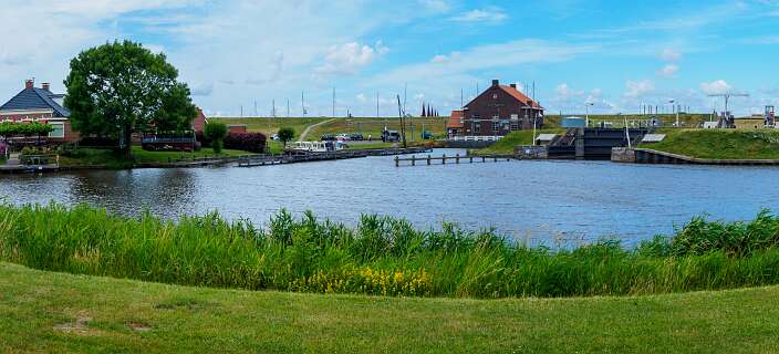 Links de brug over het Termunterzijldiep en rechts het Gemaal Rozema