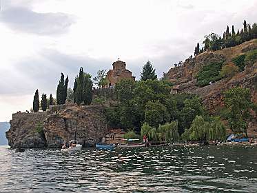 St John Kaneo kerk vanaf het meer