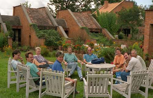 Hetty<br>Tuin van  hotel Tara Gaon in Kathmandu met de deelnemers van deze reis.
