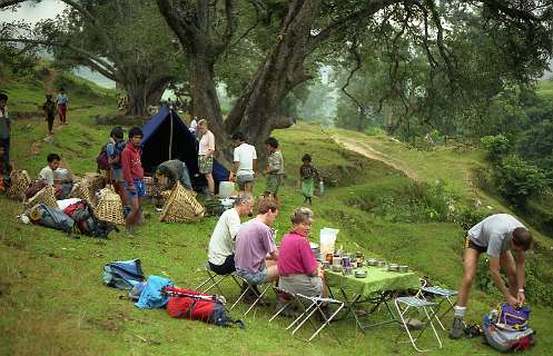 Ontbijt in het eerste kamp, 2 uur lopen vanaf Dumbre