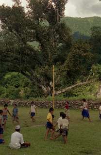 In Tarku kamperen we op het schoolplein