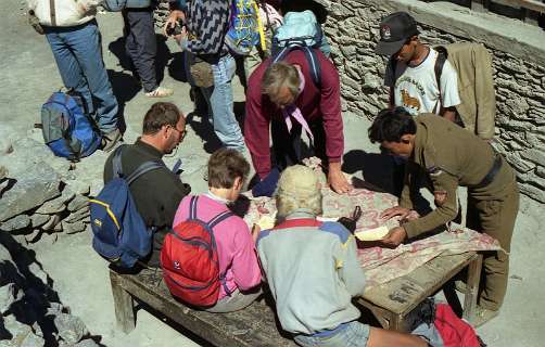 Controle post naast de airstrip Hongde