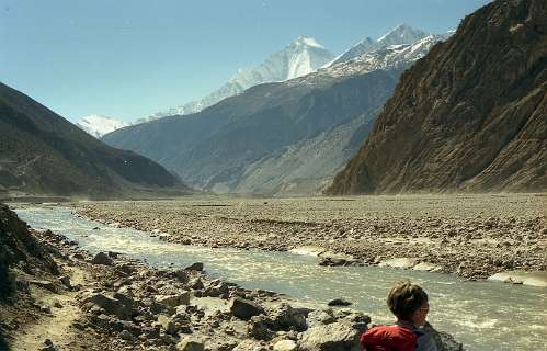 Daulagiri vanuit Kaligandaki, het diepste dal ter wereld tussen de 8000 m hoge  Annapurna en de vrijwel even hoge Daulagiri