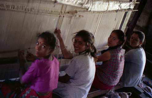 Weverij in een Tibetaans vluchtelingen kamp (Hyangja Besi)