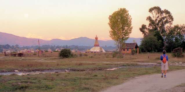 Achteringang hotel Tara Gaon