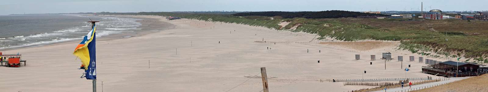 Uitzicht vanaf de 'Nieuwe Nol' voor Petten in de richting van Calantsoog, rechts de kernreactor van het ECN.