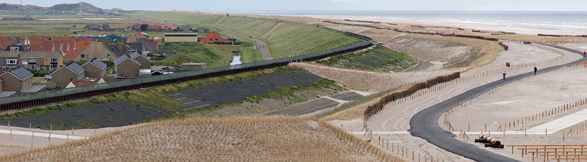 Links Petten en de oude Hondsbossche zeewering en rechts het nieuwe aangelegde duingebied met strand  in 2015