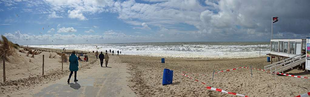 De strandopgang bij het dorpsplein