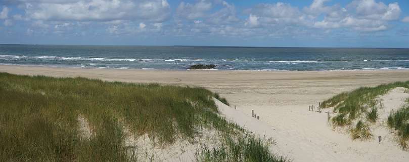 De strandopgang ten noorden van het vogelreservaat