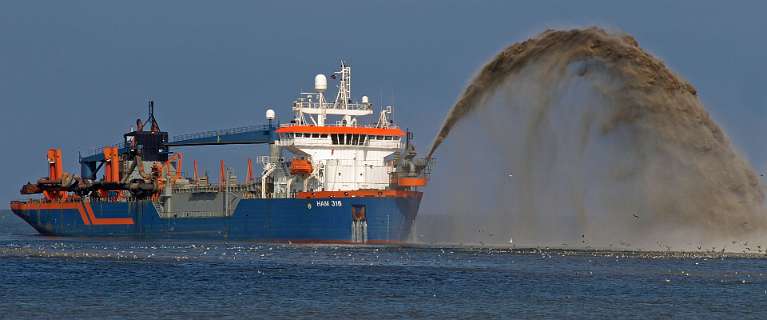 Boskalis en van Oord hebben zo vanaf 2014 gewerkt aan de versterking aan de dijk bij Petten