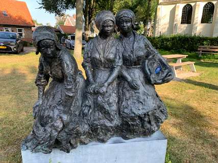 Beeldengroep in Groet