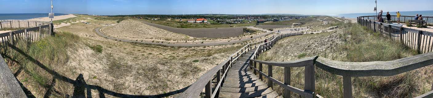Uitkijkduin Petten met rechts de camping Corfwater
